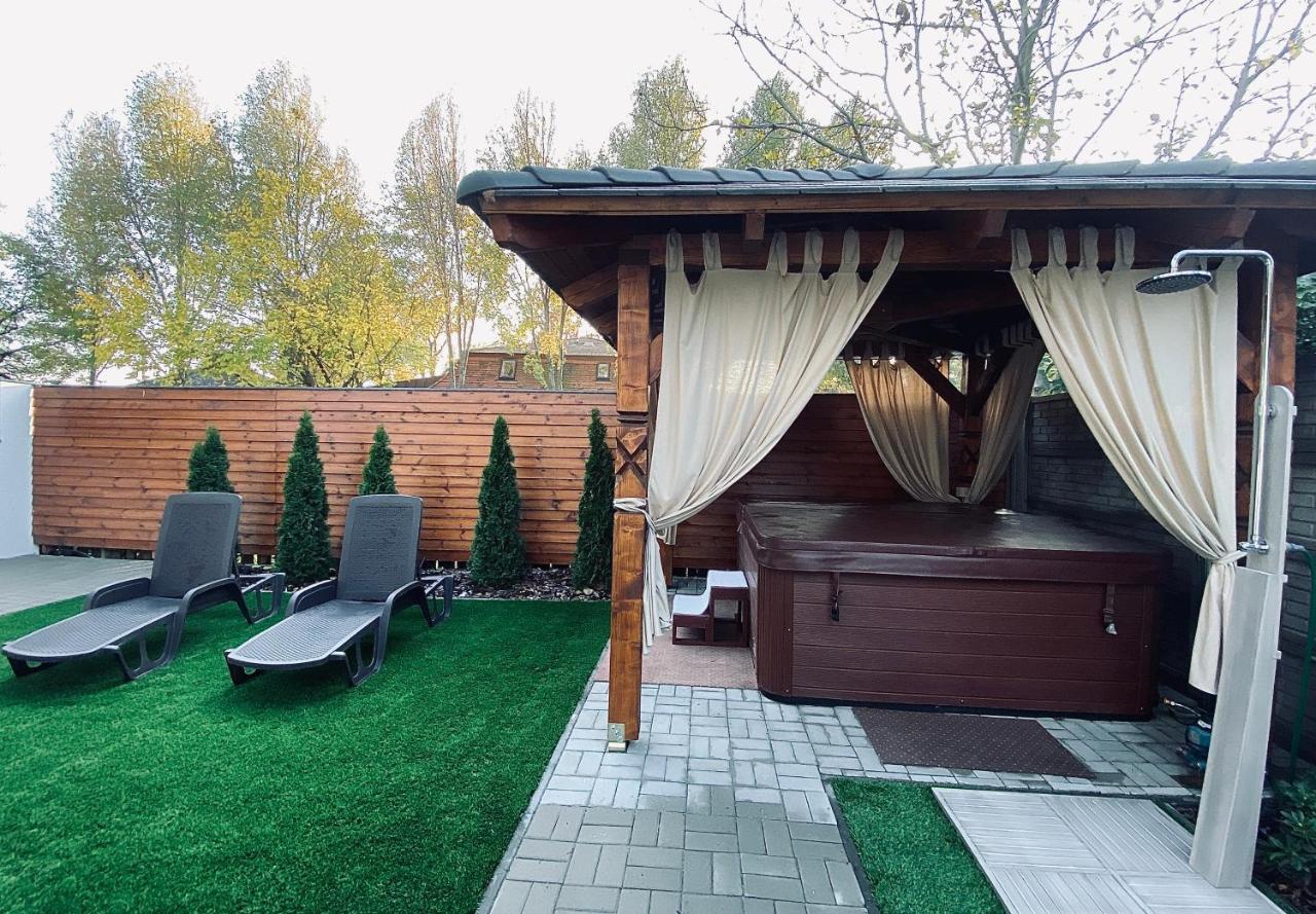 Hotel Lotus Halasztelek Ngoại thất bức ảnh
