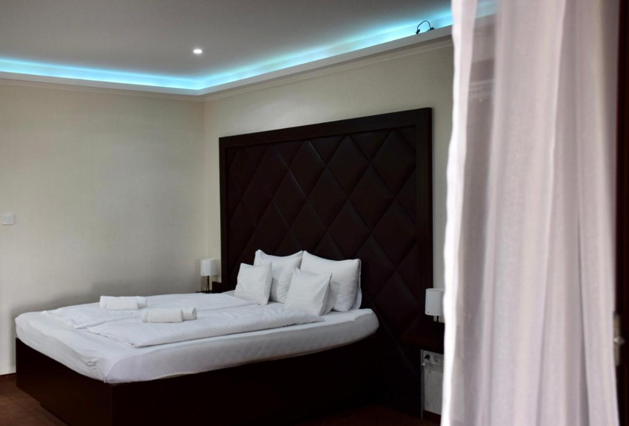 Hotel Lotus Halasztelek Ngoại thất bức ảnh