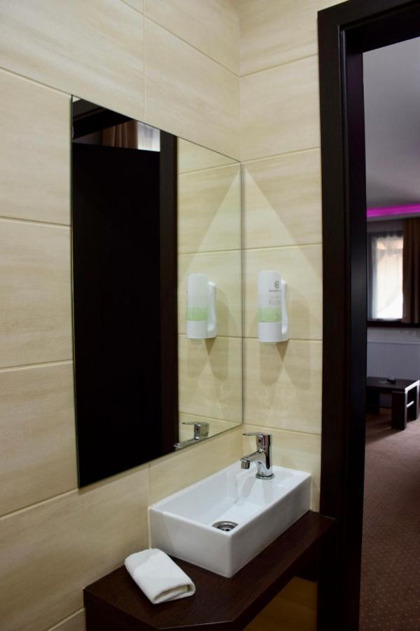 Hotel Lotus Halasztelek Ngoại thất bức ảnh