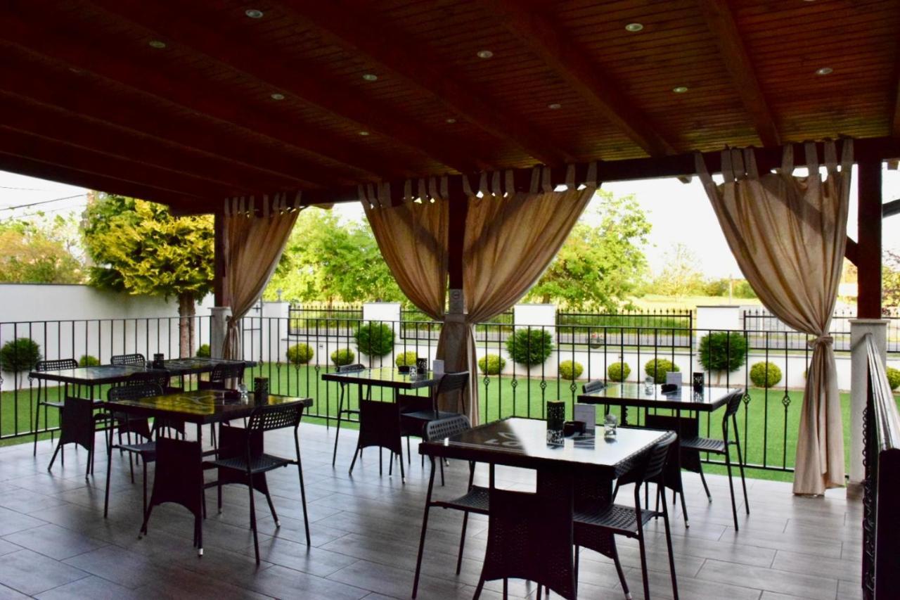 Hotel Lotus Halasztelek Ngoại thất bức ảnh