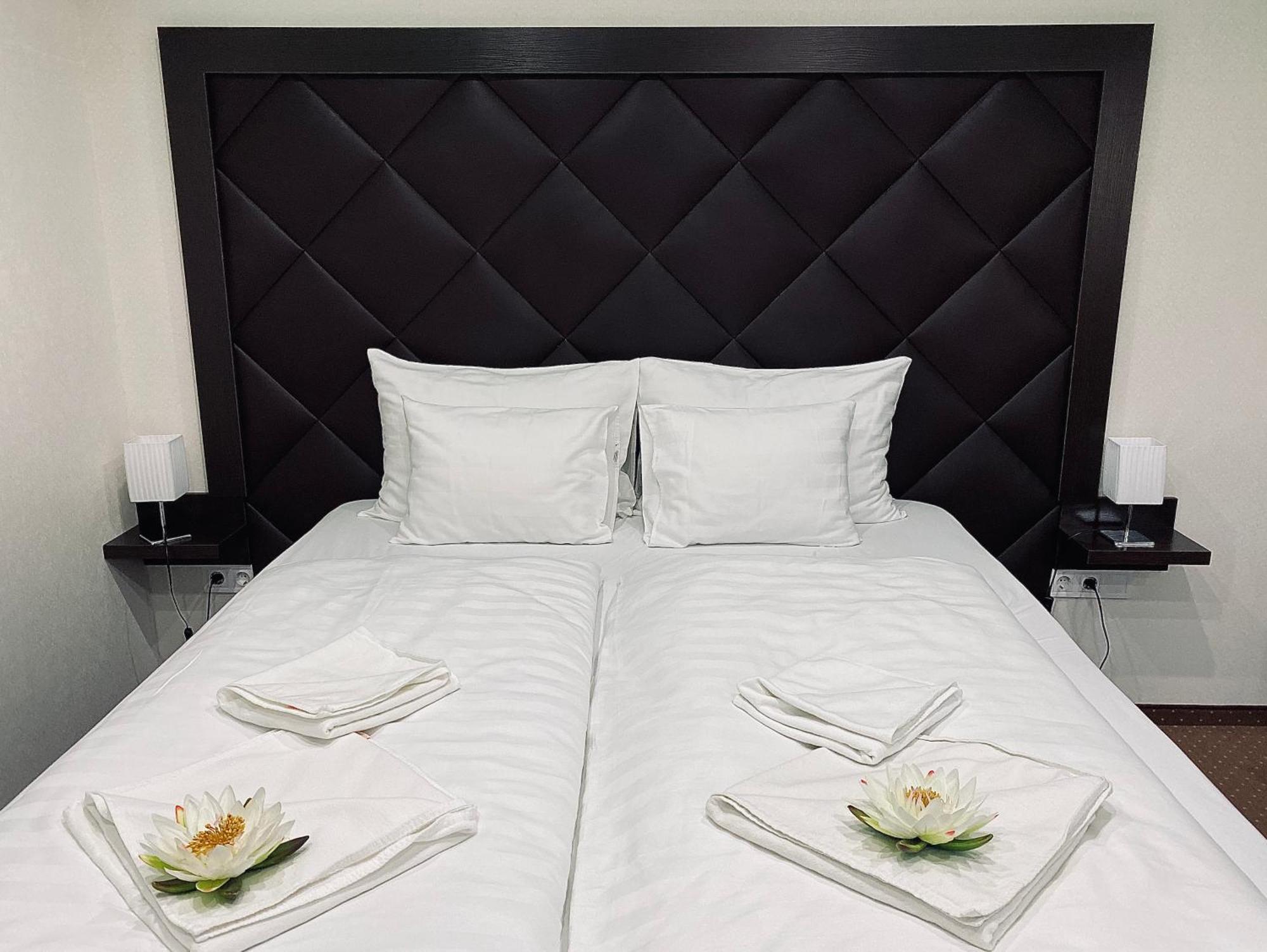 Hotel Lotus Halasztelek Ngoại thất bức ảnh
